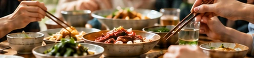 朋友们围坐分享一桌家常菜